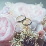 結婚相談所の指輪と花
